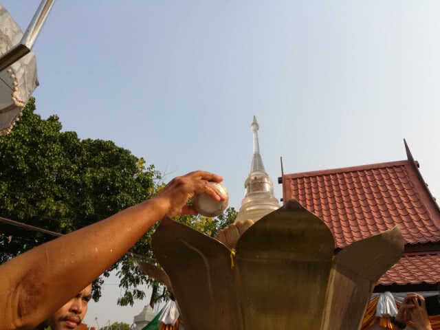 แห่กราบไว้ขอพรสรงน้ำพระพุทธชินราช