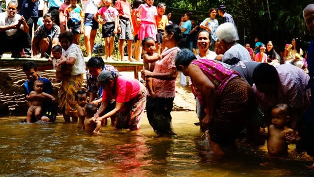 ทำพิธีขอขมาสายน้ำ พร้อมสรงน้ำพระสงกรานต์
