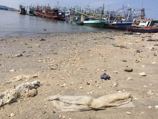 "พล่ากุ้ง" โพสต์ ขยะล้นท่าเรือข้ามฟากเสม็ด