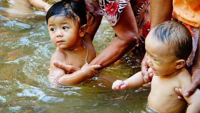 ทำพิธีขอขมาสายน้ำ พร้อมสรงน้ำพระสงกรานต์