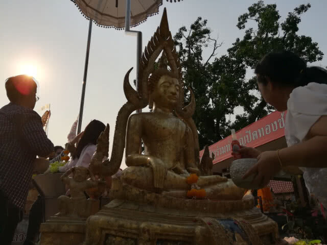แห่กราบไว้ขอพรสรงน้ำพระพุทธชินราช