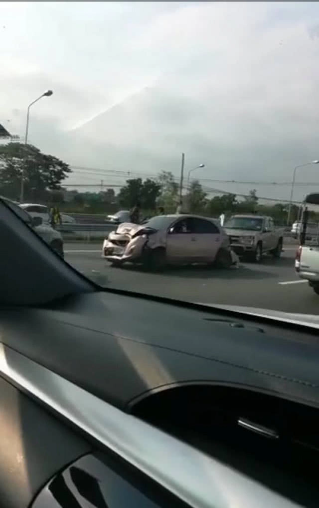 'ตำรวจ' แจ้งข้อหา 'หนุ่มรถนิสสัน' เบื้องต้น 6 กระทง