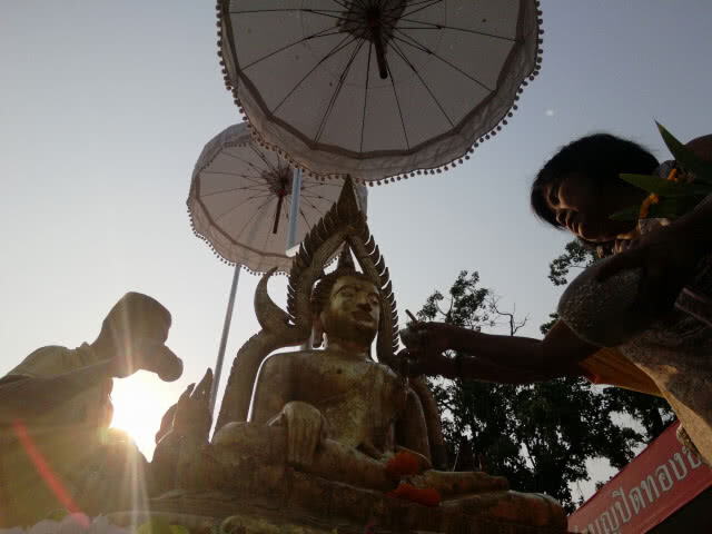 แห่กราบไว้ขอพรสรงน้ำพระพุทธชินราช