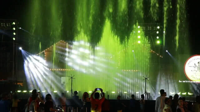 น้ำพุดนตรีพร้อมเปิดให้เล่นน้ำสงกรานต์เต็มที่