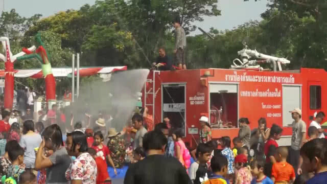 จัดโซนเปิดสระน้ำ 1 ล้านลิตร เล่นสงกรานต์