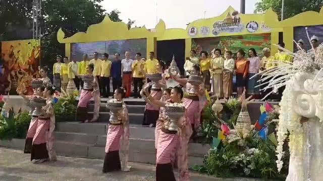 เปิดงานประเพณีปี๋ใหม่เมืองคึกคัก