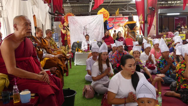 นักเสี่ยงโชค ร่วมปลุกเสกวัตถุมงคล ส่องอ่างน้ำมนต์ฤๅษีเณร