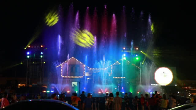 น้ำพุดนตรีพร้อมเปิดให้เล่นน้ำสงกรานต์เต็มที่