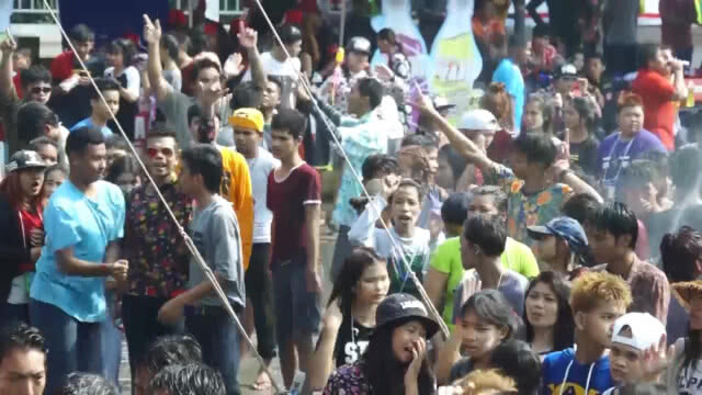 จัดโซนเปิดสระน้ำ 1 ล้านลิตร เล่นสงกรานต์