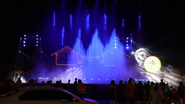 น้ำพุดนตรีพร้อมเปิดให้เล่นน้ำสงกรานต์เต็มที่