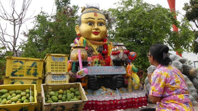 นักเสี่ยงโชค ร่วมปลุกเสกวัตถุมงคล ส่องอ่างน้ำมนต์ฤๅษีเณร