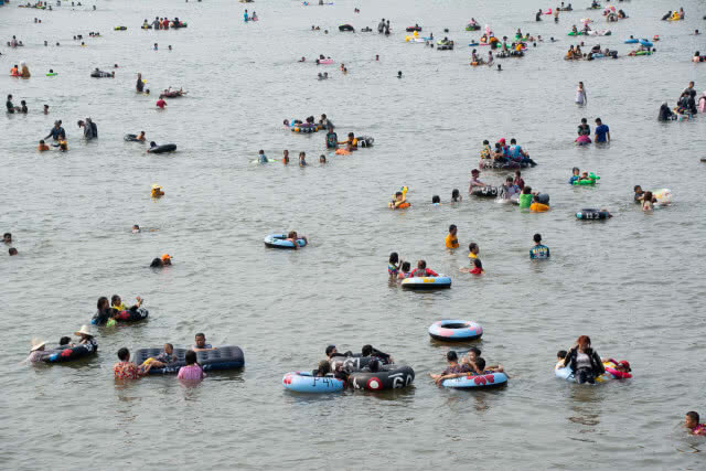 แห่เที่ยว "เกาะกลางน้ำ" คลายร้อน