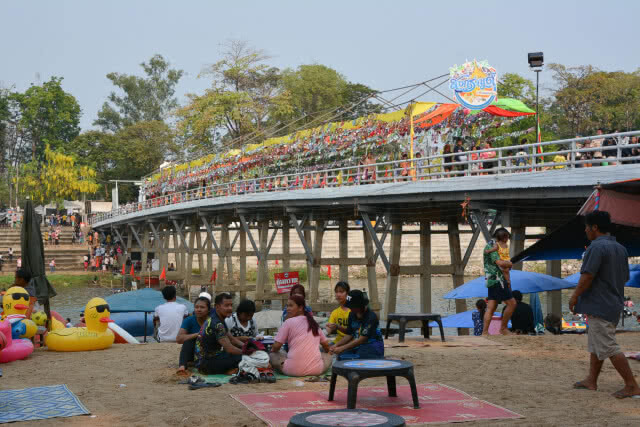 แห่เที่ยว "เกาะกลางน้ำ" คลายร้อน