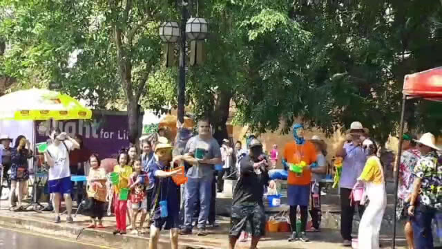 ปักตุงเสริมสิริมงคลวันปี๋ใหม่เมือง เล่นน้ำรอบคูเมืองคึกคัก