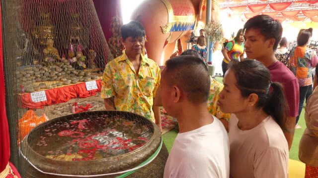 ประชาชน แห่สรงน้ำฤๅษีเณร รับโชคสงกรานต์