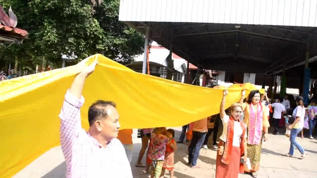 ชาวรามัญกรุงเก่า "แห่หงส์ธงตะขาบ" สรงน้ำพระในรางไม้ไผ่