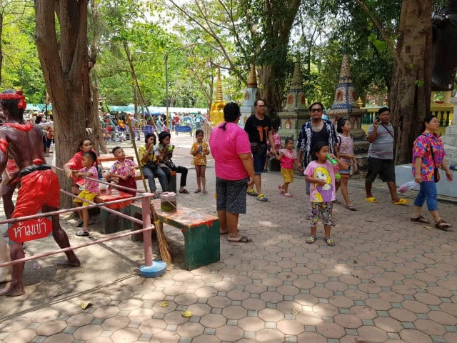 แห่ไหว้พระขอพร "หลวงพ่อใหญ่" วัดม่วง