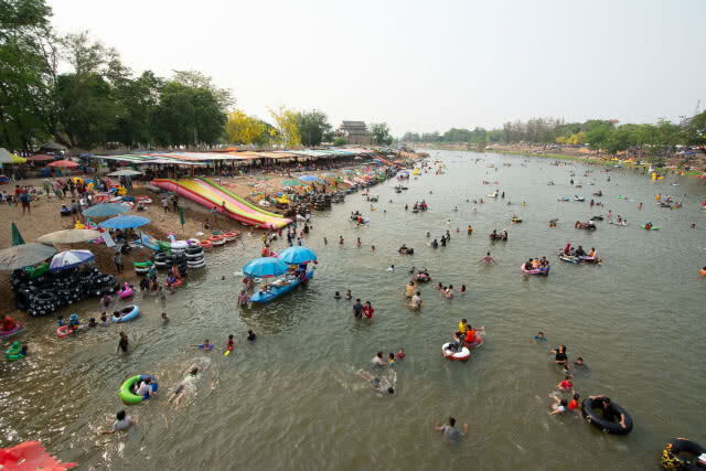 แห่เที่ยว "เกาะกลางน้ำ" คลายร้อน