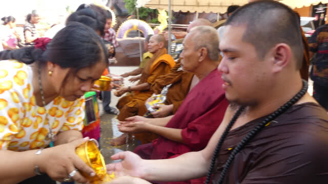 ประชาชน แห่สรงน้ำฤๅษีเณร รับโชคสงกรานต์