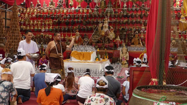 ประชาชน แห่สรงน้ำฤๅษีเณร รับโชคสงกรานต์