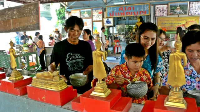 แห่ไหว้พระขอพร "หลวงพ่อใหญ่" วัดม่วง