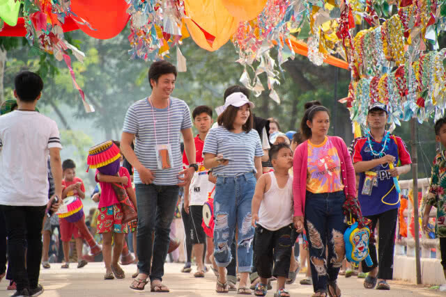 แห่เที่ยว "เกาะกลางน้ำ" คลายร้อน