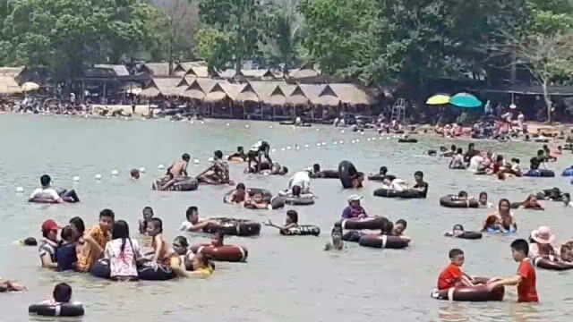 ปักตุงเสริมสิริมงคลวันปี๋ใหม่เมือง เล่นน้ำรอบคูเมืองคึกคัก