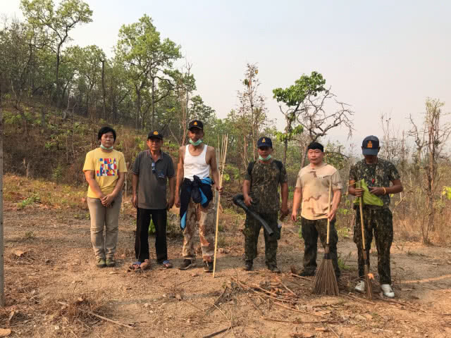 นายอำเภอ นำกำลังดับไฟไหม้ป่าข้างสนามบินแม่ฮ่องสอน