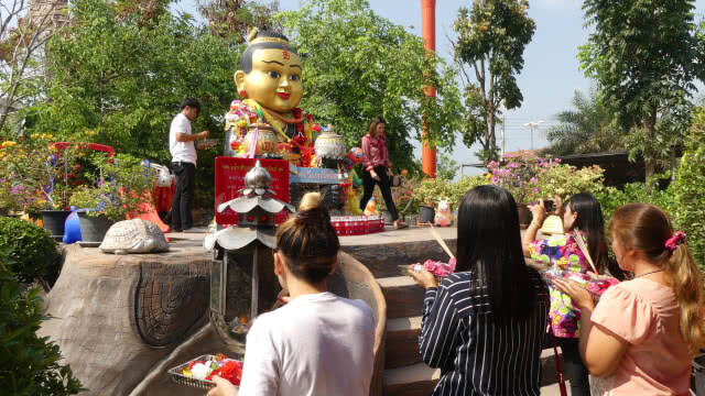 ประชาชน แห่สรงน้ำฤๅษีเณร รับโชคสงกรานต์