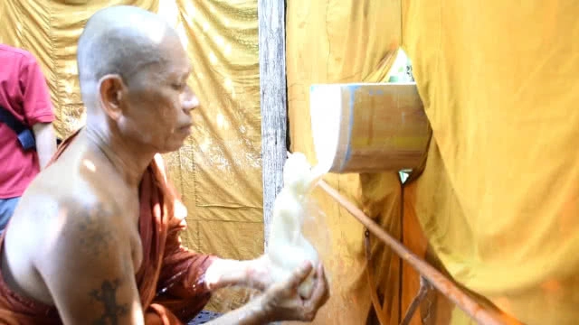 ชาวรามัญกรุงเก่า "แห่หงส์ธงตะขาบ" สรงน้ำพระในรางไม้ไผ่