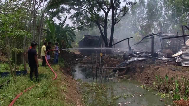 อากาศร้อนจัด โรงเก็บพลุระเบิดไหม้เสียหาย