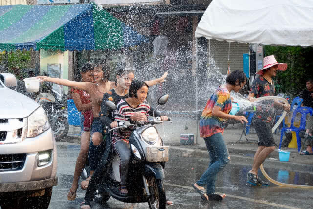 แห่เที่ยว "เกาะกลางน้ำ" คลายร้อน