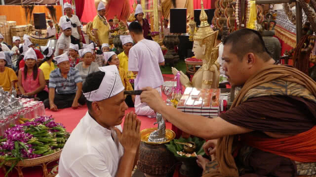 ประชาชน แห่สรงน้ำฤๅษีเณร รับโชคสงกรานต์