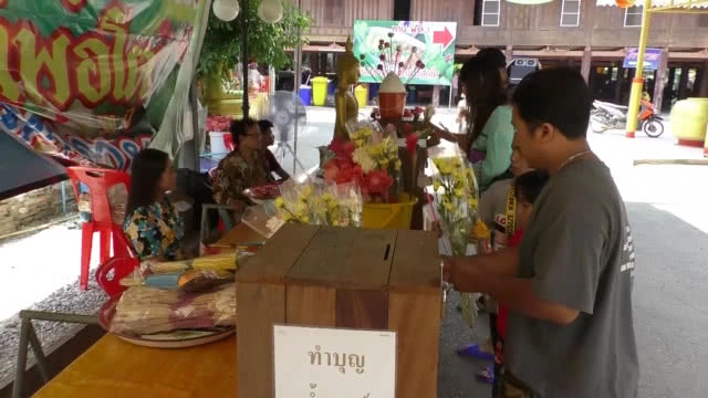 กราบไหว้ขอพร "หลวงพ่อโตซำปอกง" อายุ 300 ปี