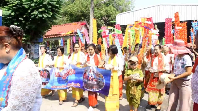 ชาวรามัญกรุงเก่า "แห่หงส์ธงตะขาบ" สรงน้ำพระในรางไม้ไผ่