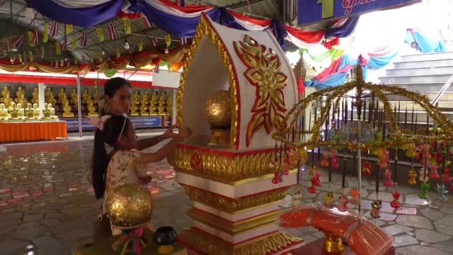 กราบไหว้ขอพร "หลวงพ่อโตซำปอกง" อายุ 300 ปี