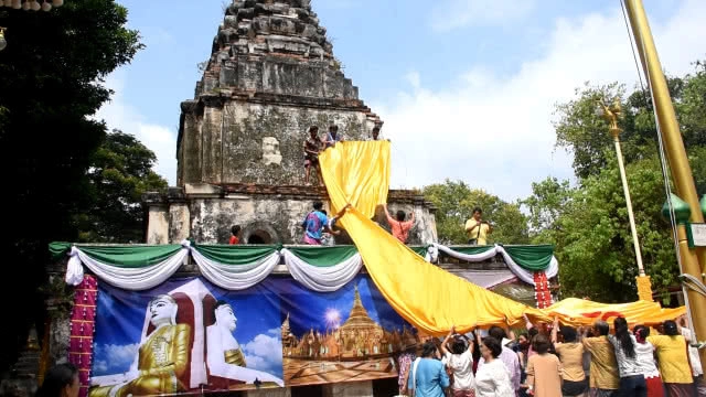 ชาวรามัญกรุงเก่า "แห่หงส์ธงตะขาบ" สรงน้ำพระในรางไม้ไผ่