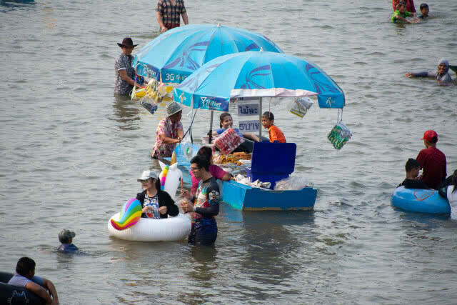 แห่เที่ยว "เกาะกลางน้ำ" คลายร้อน