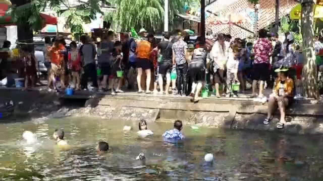 ปักตุงเสริมสิริมงคลวันปี๋ใหม่เมือง เล่นน้ำรอบคูเมืองคึกคัก