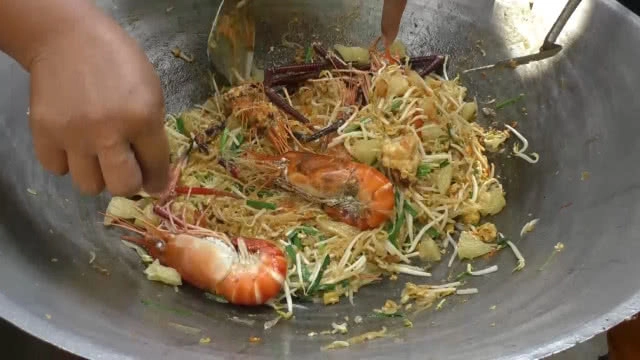 กราบไหว้ขอพร "หลวงพ่อโตซำปอกง" อายุ 300 ปี