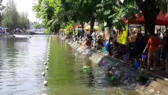ปักตุงเสริมสิริมงคลวันปี๋ใหม่เมือง เล่นน้ำรอบคูเมืองคึกคัก