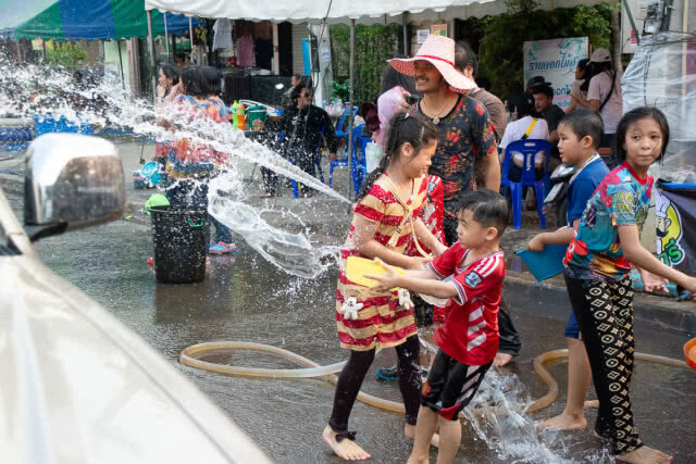 แห่เที่ยว "เกาะกลางน้ำ" คลายร้อน