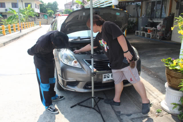 สตาร์ทรถได้ยินเสียงแมวร้อง แจ้งเจ้าหน้าที่ช่วยเหลือรอด