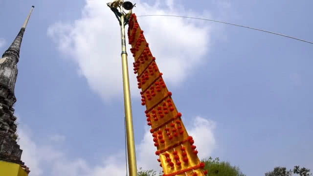 ชาวรามัญกรุงเก่า "แห่หงส์ธงตะขาบ" สรงน้ำพระในรางไม้ไผ่