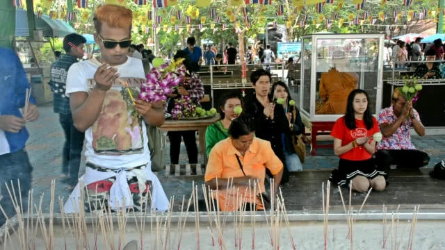 แห่ไหว้พระขอพร "หลวงพ่อใหญ่" วัดม่วง