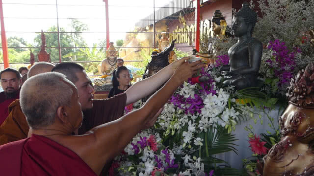 ประชาชน แห่สรงน้ำฤๅษีเณร รับโชคสงกรานต์
