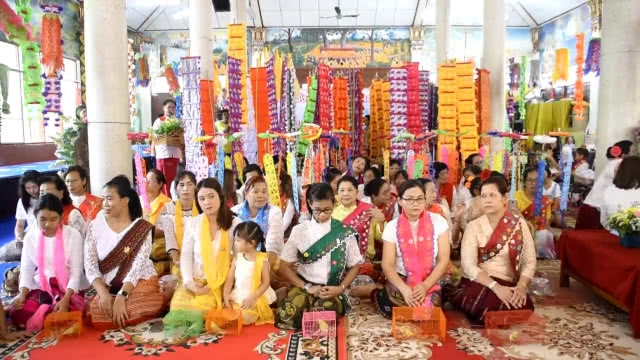 ชาวรามัญกรุงเก่า "แห่หงส์ธงตะขาบ" สรงน้ำพระในรางไม้ไผ่