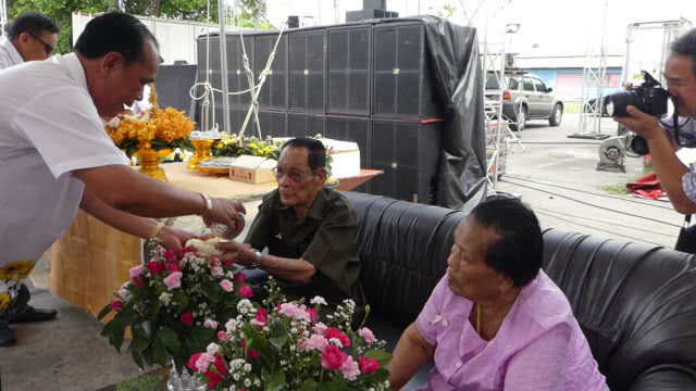 สืบสานประเพณี รดน้ำดำหัวผู้สูงอายุร้อยปี!