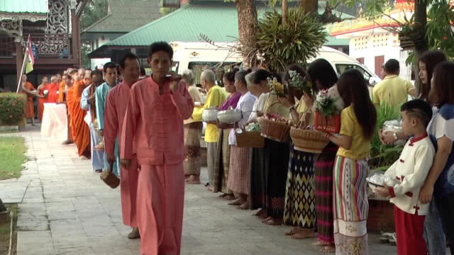 ชาวแม่ฮ่องสอนทำบุญตักบาตรวันปีใหม่ไทย