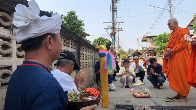 สุดแปลก!! "ไทลื้อ" ฟื้นประเพณีย้าย "เสาใจกลางบ้าน"
